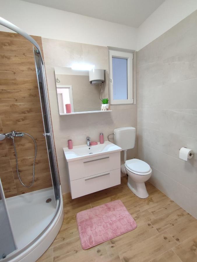 Apartmani V&V - New Apartments Murter Bagian luar foto