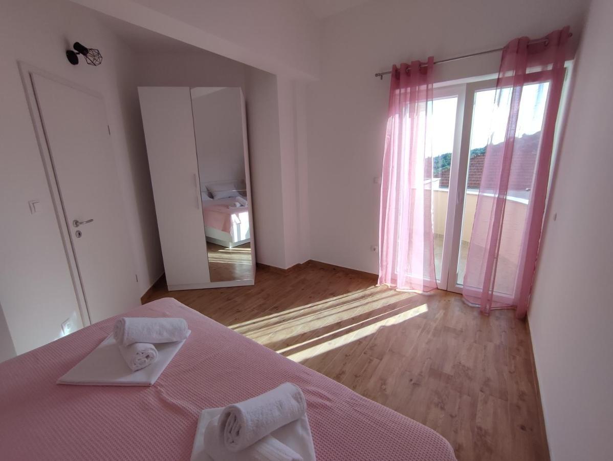 Apartmani V&V - New Apartments Murter Bagian luar foto