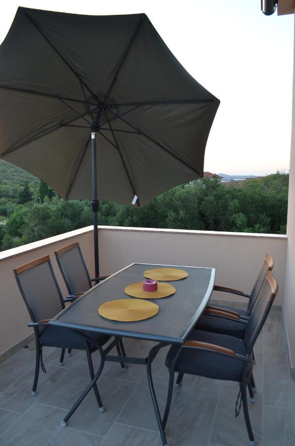 Apartmani V&V - New Apartments Murter Bagian luar foto