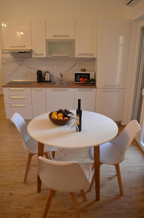 Apartmani V&V - New Apartments Murter Bagian luar foto