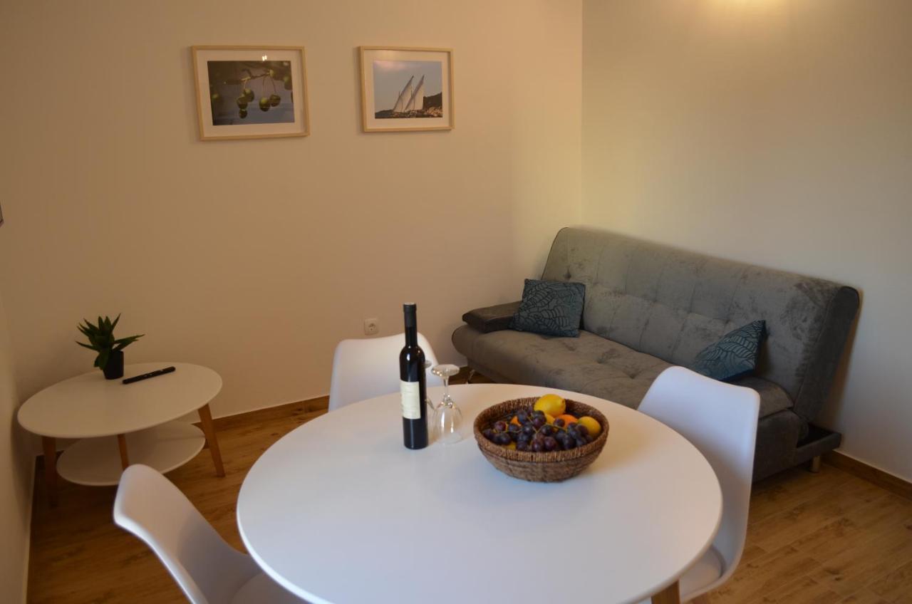 Apartmani V&V - New Apartments Murter Bagian luar foto