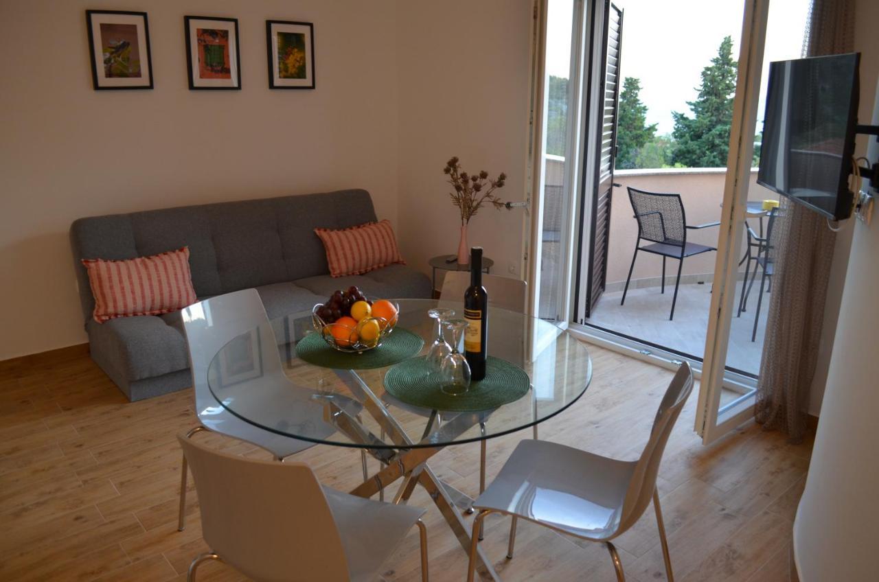 Apartmani V&V - New Apartments Murter Bagian luar foto
